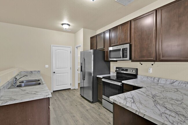 Building Photo - Move-In Ready Townhome with Luxury Finishe...
