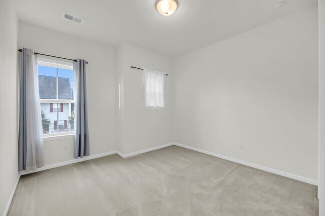 Building Photo - Charming Johns Island Retreat with Modern Amenities