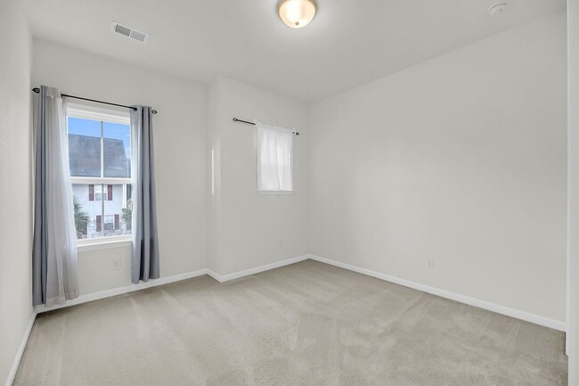 Building Photo - FIRST MONTHS RENT FREE WITH SIGNED 2 YEAR LEASE