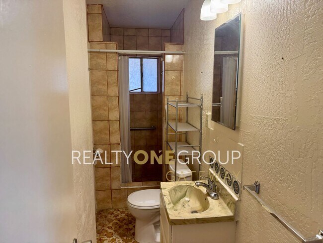 Building Photo - Compact 2 Bedroom 1 bath home with parking...