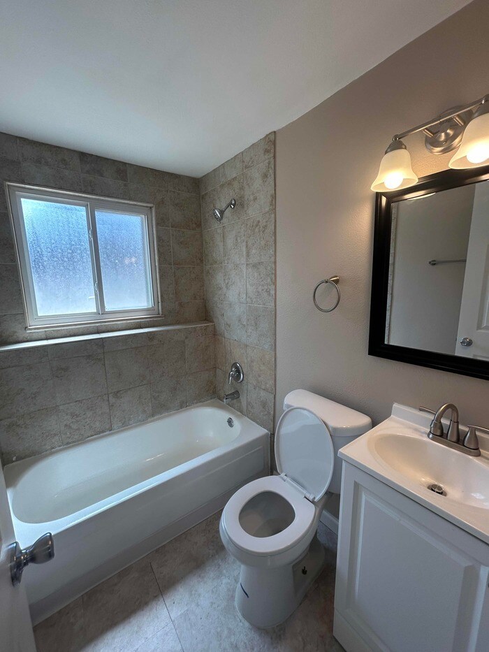 Building Photo - 1709 Hampton S