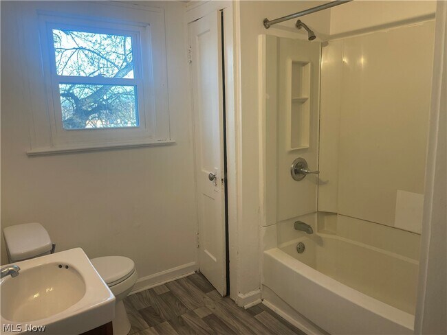 Building Photo - 958 E Wilbeth Rd