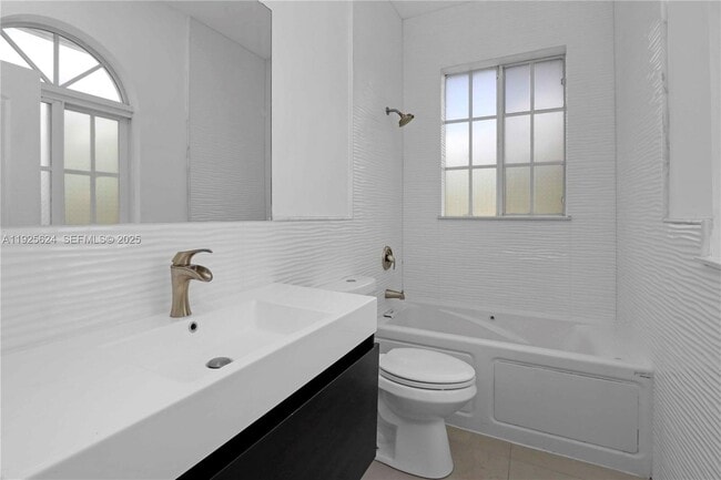 Building Photo - 832 Wallace St