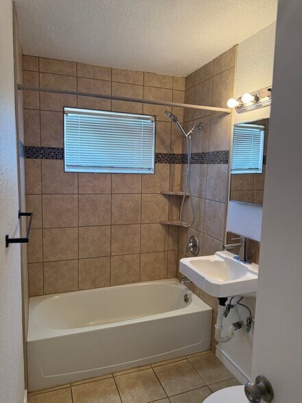 Building Photo - 600 Ellor Dr