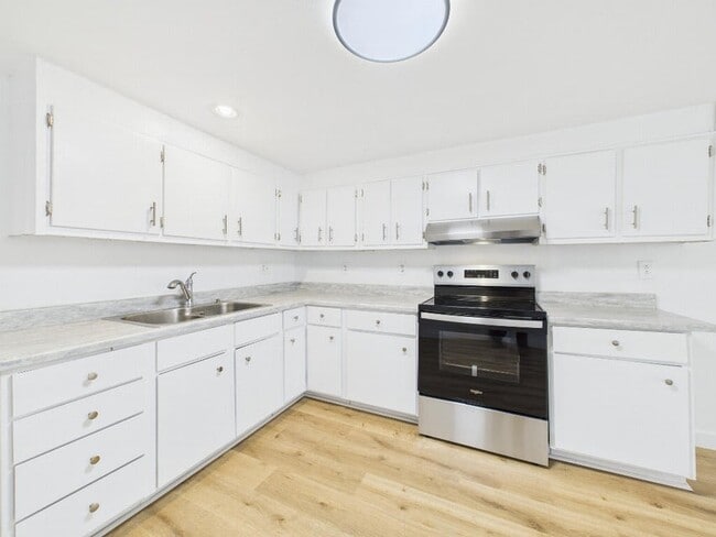 Building Photo - 412 Church St