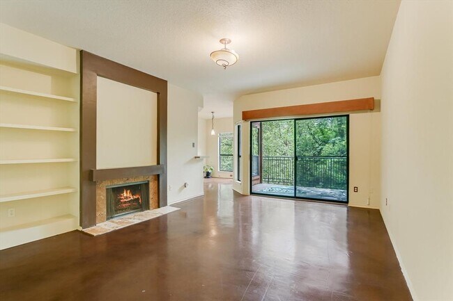 Building Photo - 4711 Spicewood Springs Rd