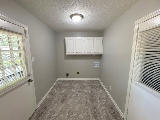 Building Photo - 4316 Springwind Rd