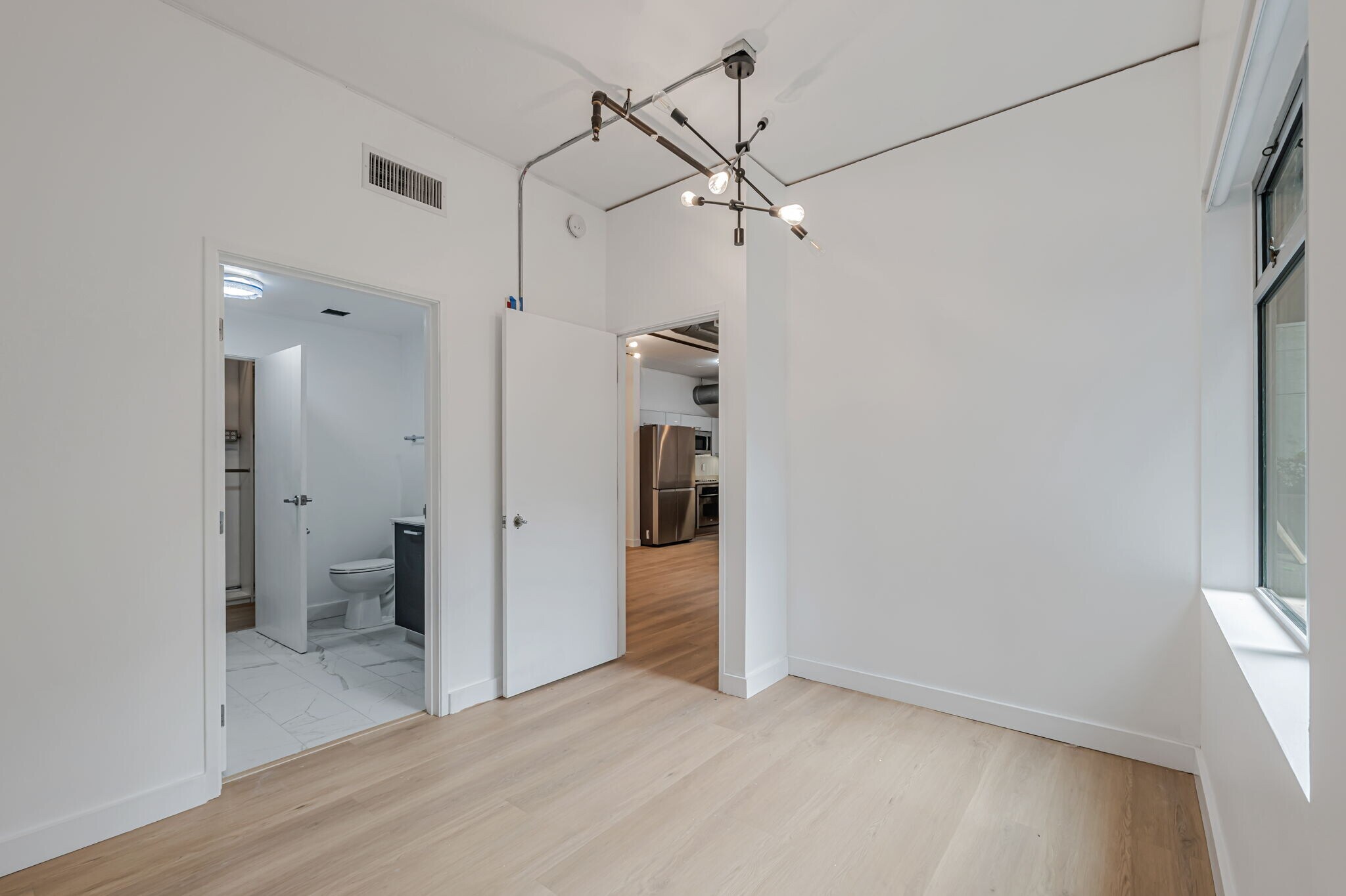 Building Photo - 645 W 9th St