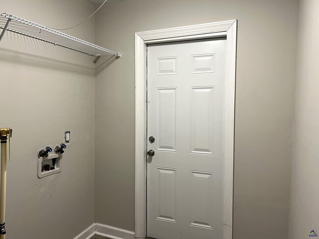 Building Photo - 4075 Meadowbrook Dr