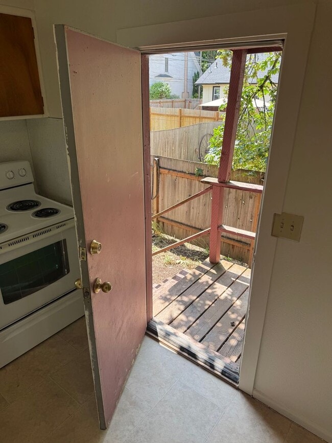 Building Photo - Studio Apartment in Downtown Eugene