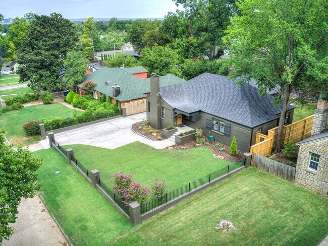 Building Photo - Luxury Living in the Heart of Tulsa