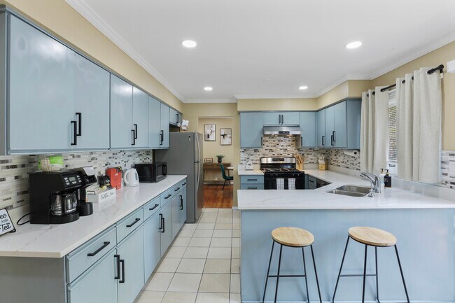 Building Photo - 1356 Larchmont Dr