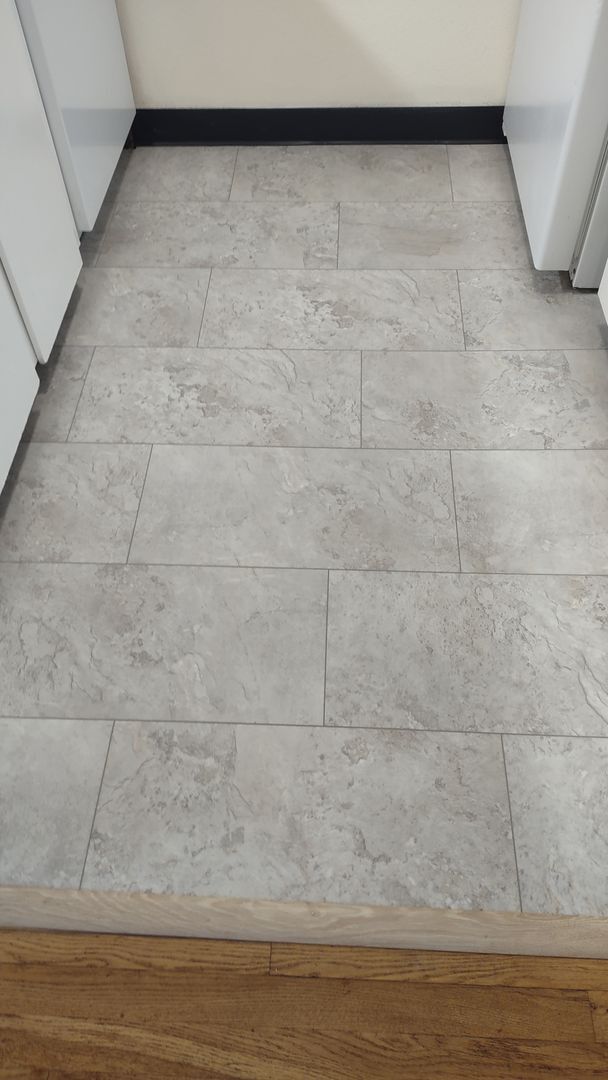 Building Photo - Upper 1bed, off street parking, onsite coin op laundry, storage, all dogs welcome!