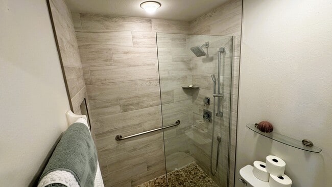 Building Photo - Furnished Short Term Rental