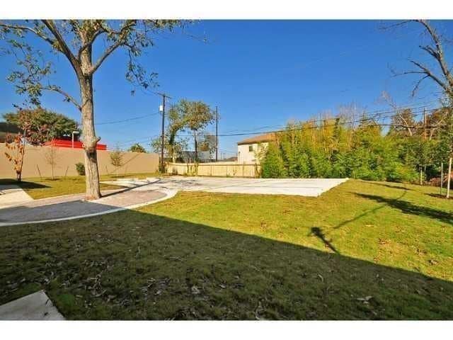 Building Photo - 706 W N Loop Blvd