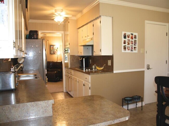 Building Photo - 2403 Balsam St