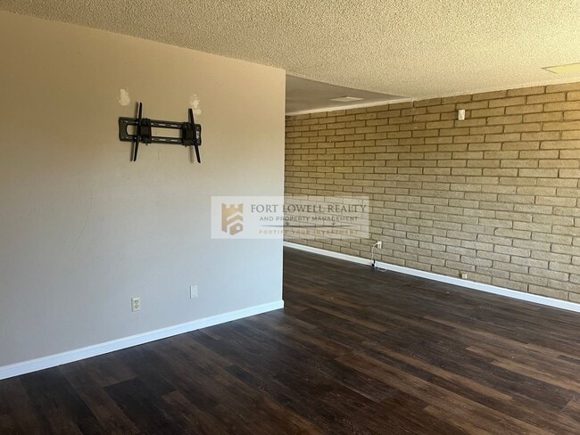 Building Photo - Beautiful 3 bedroom 2 bathroom with washer...