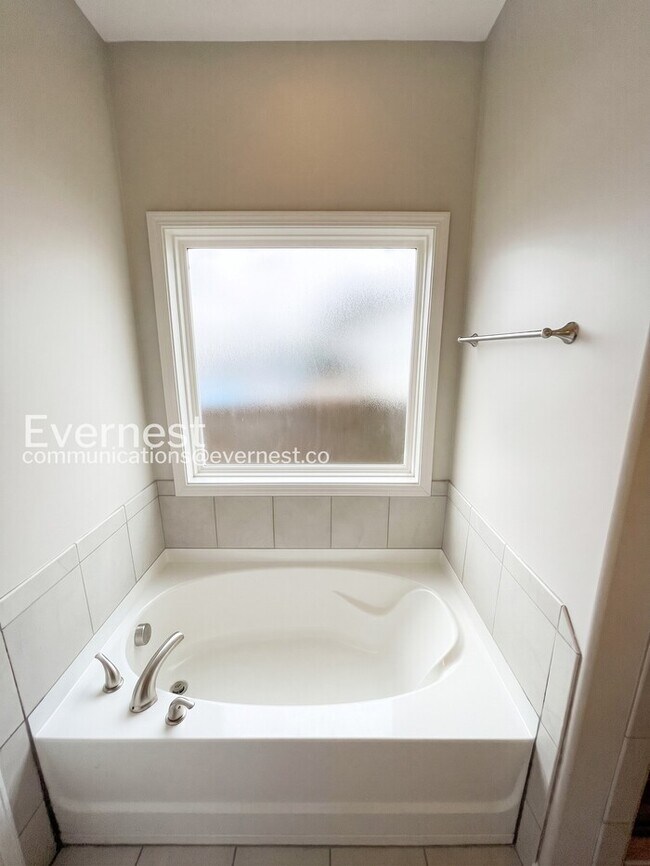 Building Photo - Charming Modern Home / 5 beds 3.5 baths / Garage attached / Fenced-Yard / Available now!