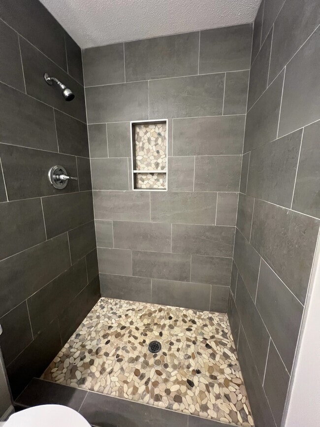 Building Photo - 150 Chinquapin Way