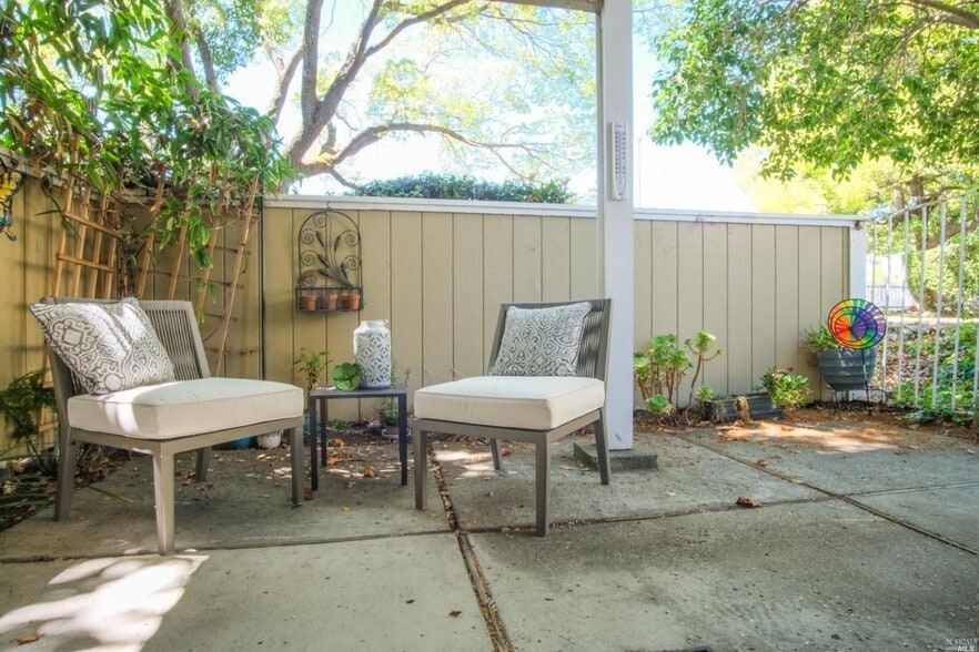 Great patio with water feature - 15 Hector Ln