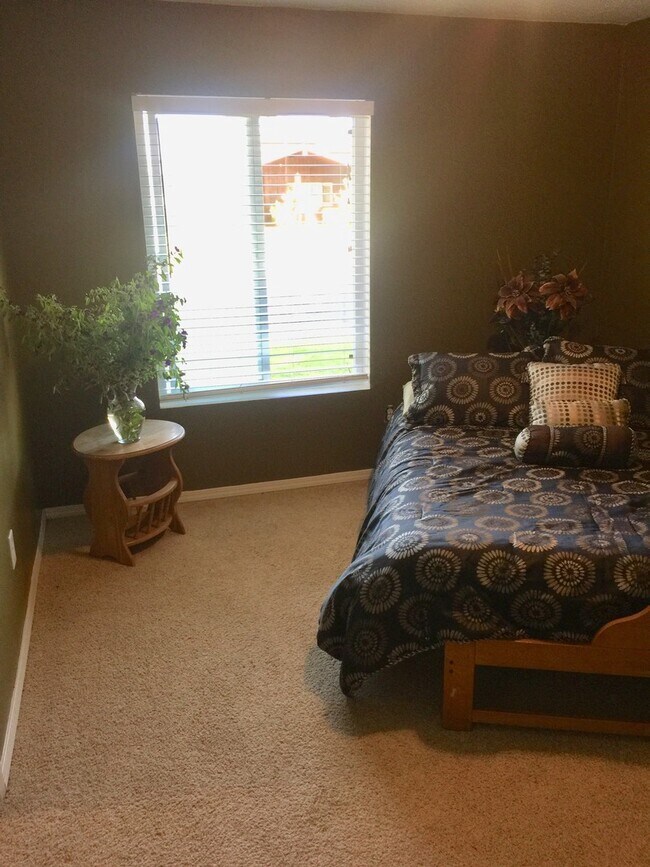 Building Photo - Beautiful 4 Bedroom House in NW Bakersfiel...