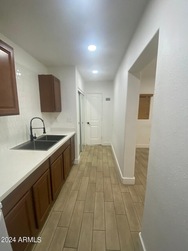 Building Photo - 1613 W Mountain View Rd