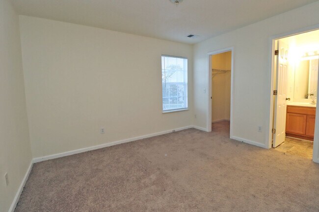Building Photo - 560 Summit Terrace Court