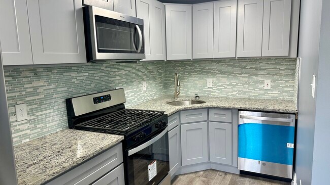 Building Photo - 5152 Crestwood Dr