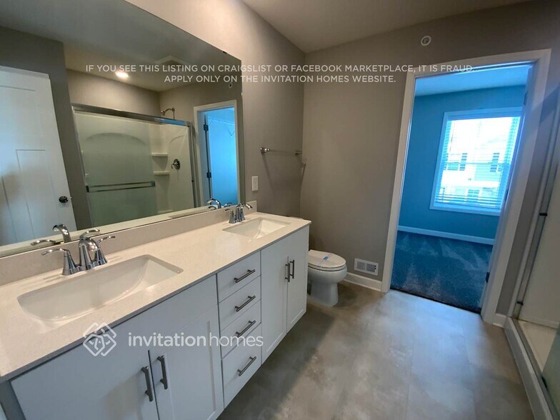 Building Photo - 10900 Everest Pl N