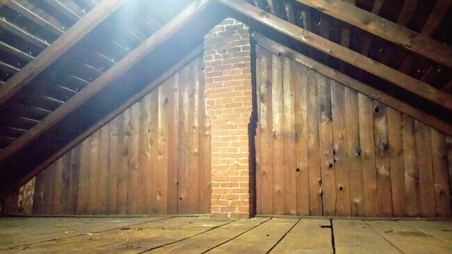 Building Photo - Rare pet-friendly downtown rental with off street parking and fenced yard!