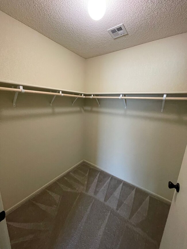 Building Photo - 3 Bedroom Townhome in Desert Sky!