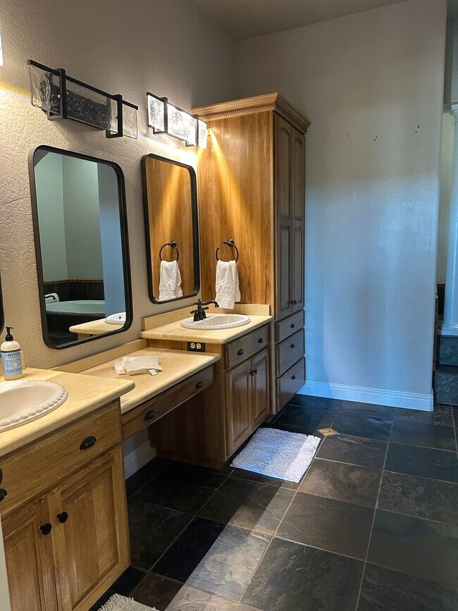 Building Photo - Amazing Price! Amazing Location!