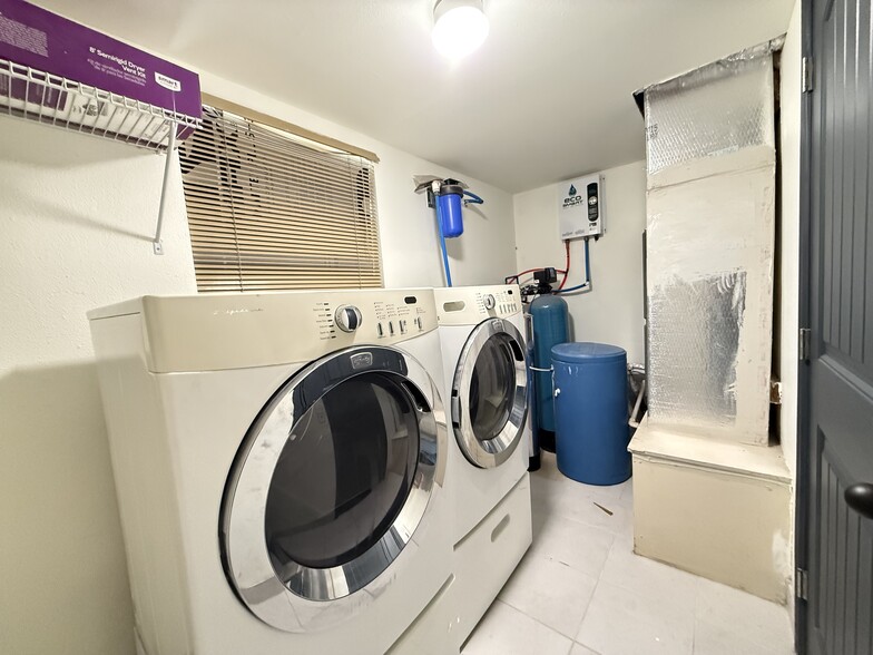 Building Photo - 135 Country Club Rd