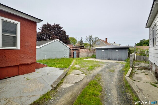Building Photo - 2310 Barnum Ave
