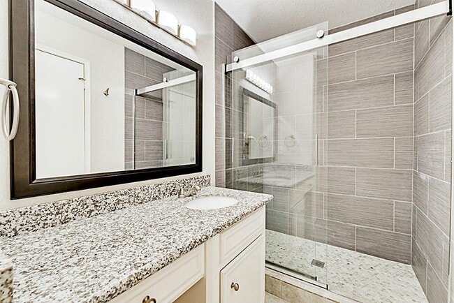 Building Photo - 13830 Hollowgreen Dr