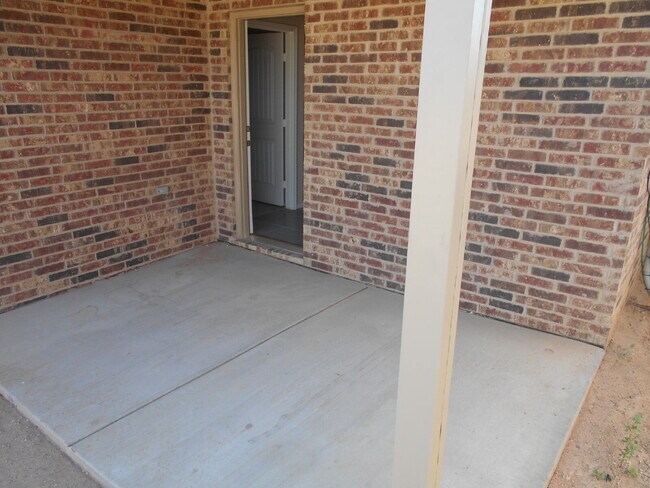 Building Photo - 6 or 12 month lease! Half off first full m...