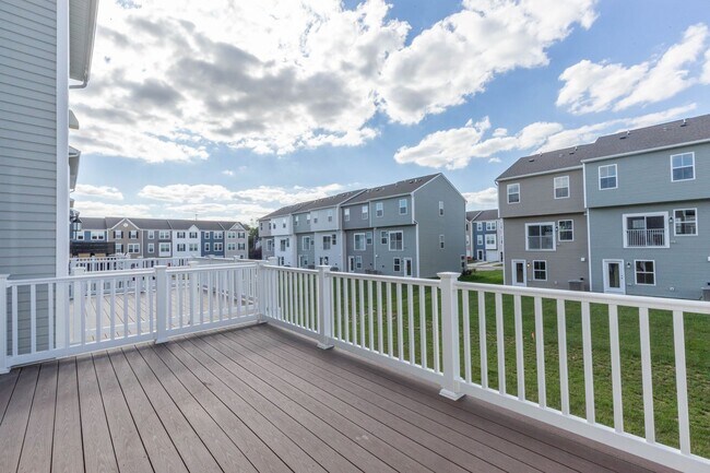 Building Photo - 3 Bed, 2 Full/2 Half Bath, Well Maintained Townhome in Inwood, WV