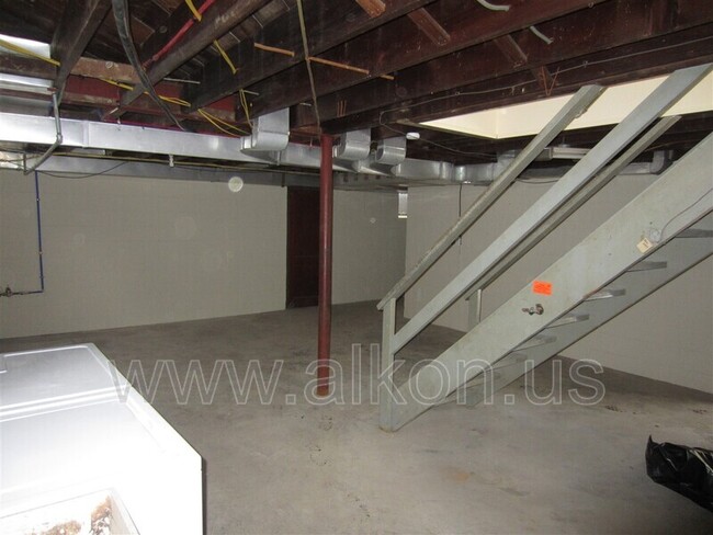 Building Photo - 621 Brierly Ln
