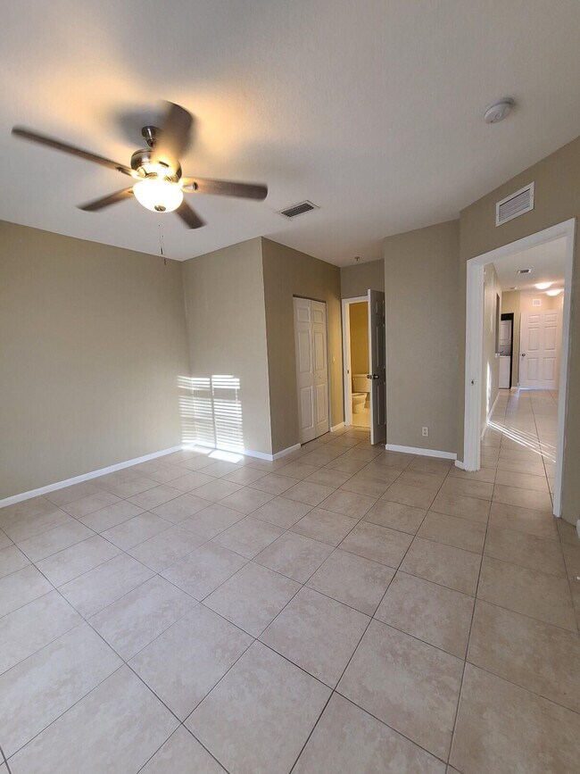 Building Photo - 1169 Golden Lakes Blvd
