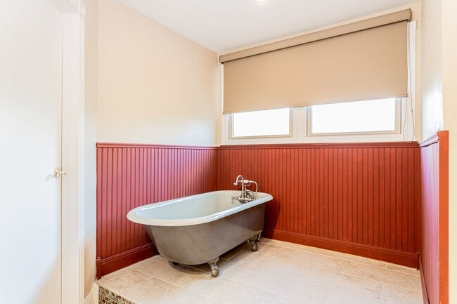 Building Photo - Charming 3 Bed / 2.5 Bath Two-Story Home!