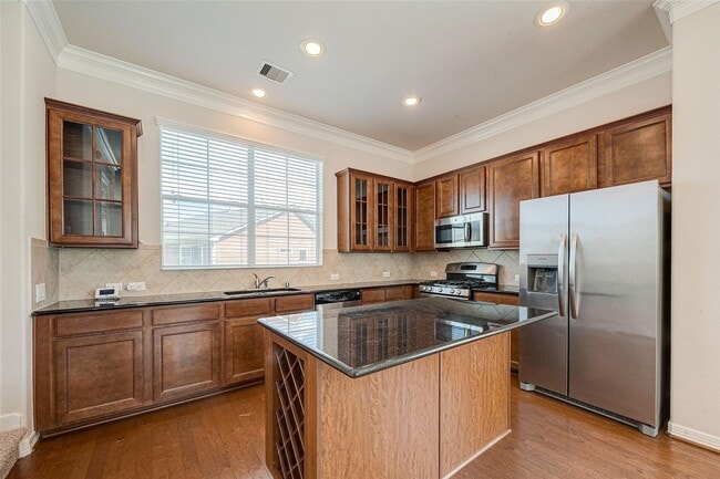 Building Photo - 3302 Clearview Cir