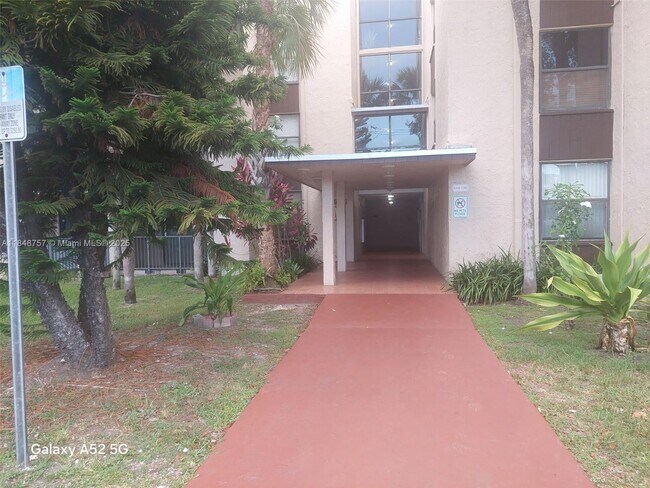 Primary Photo - 14421 N Kendall Dr