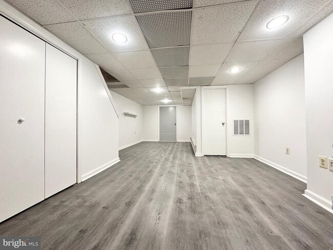 Building Photo - 219 Longshore Ave