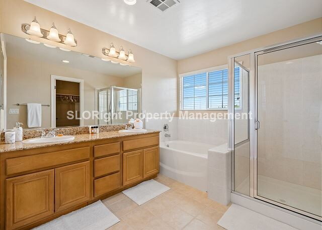 Building Photo - AVAILABLE SEPTEMBER- Beautiful Home in Paso Robles - 4 Bed / 4 Bath