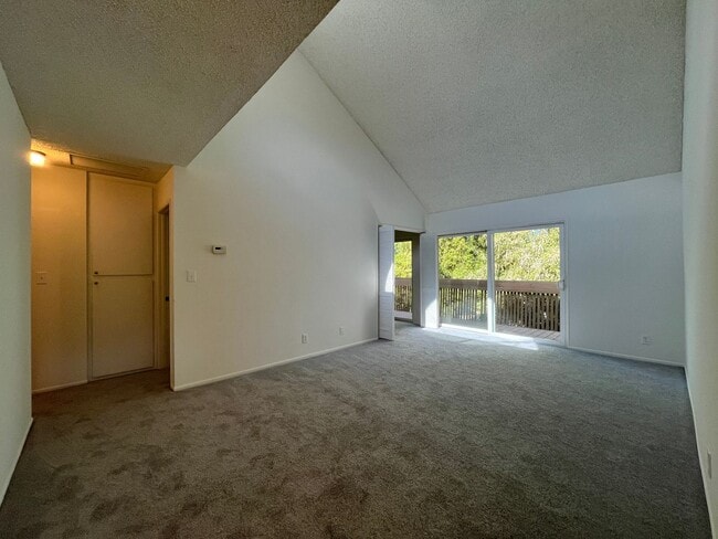 Building Photo - LOCATION! Move-in ready 2+2 w/parking, pool + balcony!