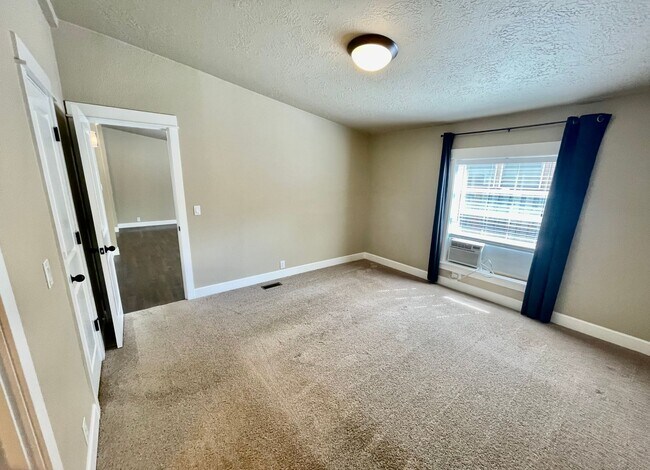 Building Photo - Spacious 3 Bedroom/2 Bath Home with genero...