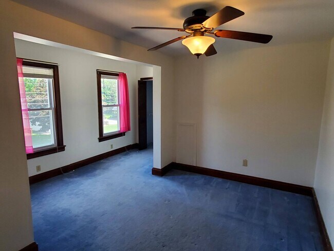 Building Photo - Pet friendly duplex w brand new kitchen & first floor LVP, basement, fenced yard, deck, near comm...