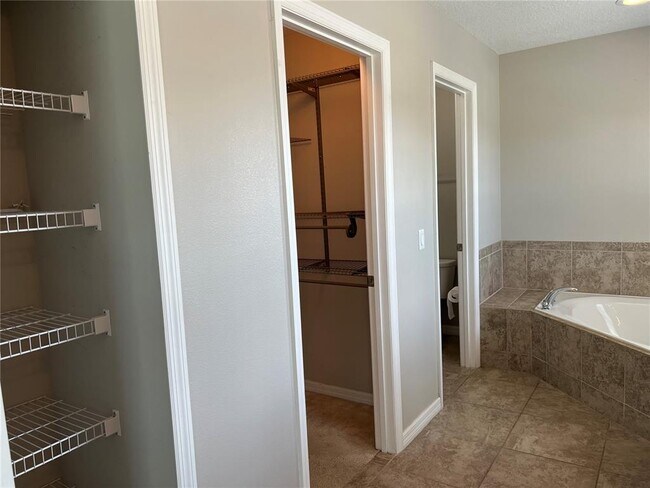 Building Photo - 4850 Poolside Dr