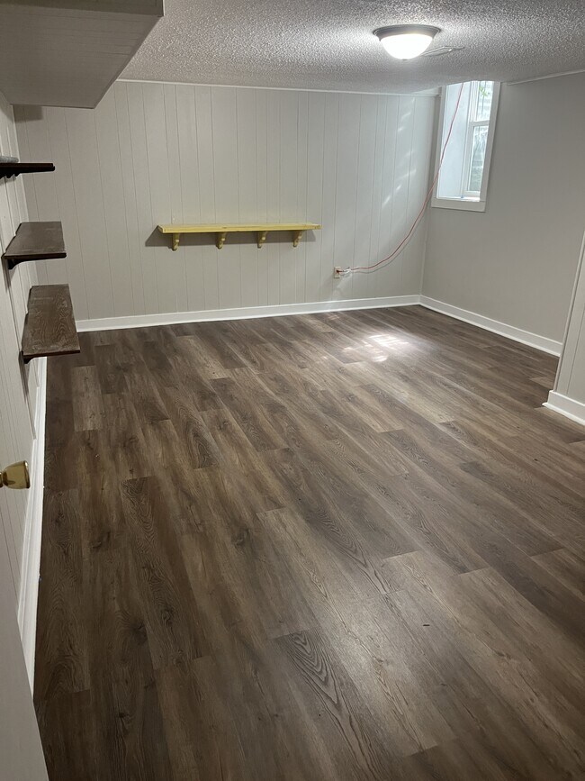 Building Photo - 461 Meeds Dr