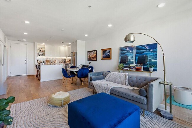 Building Photo - 900 S 1st St